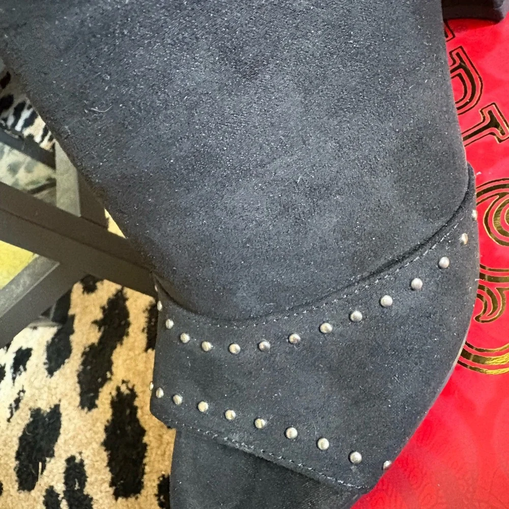 Carlos Santana Black Heels with Edgy Cut-Out Design